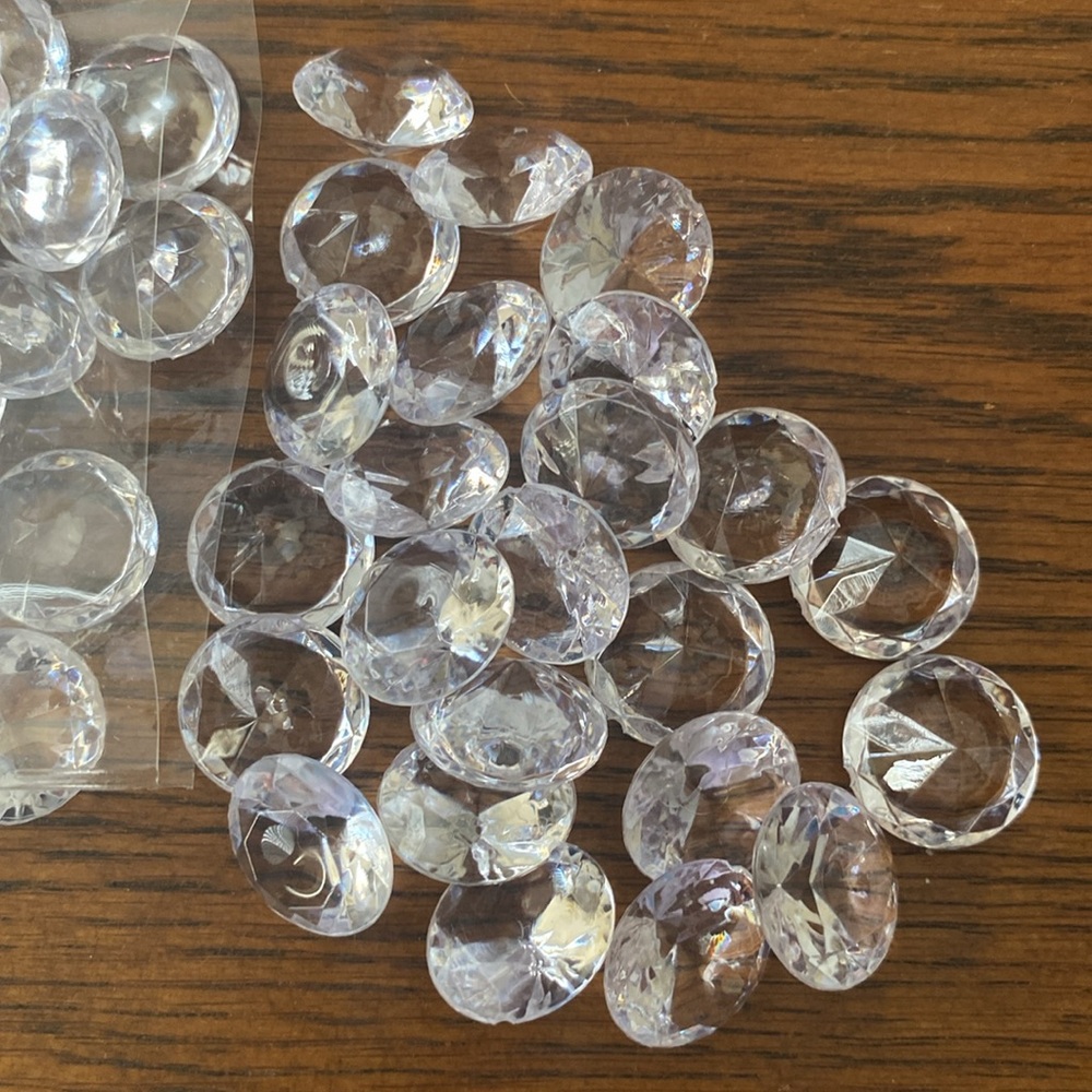 5/$10  100 PIECES Acrylic Diamond Gemstone Scatter